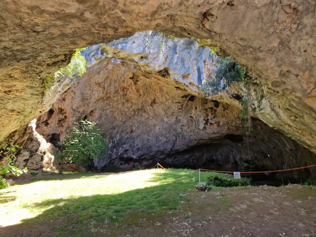 Cave Vela Luka