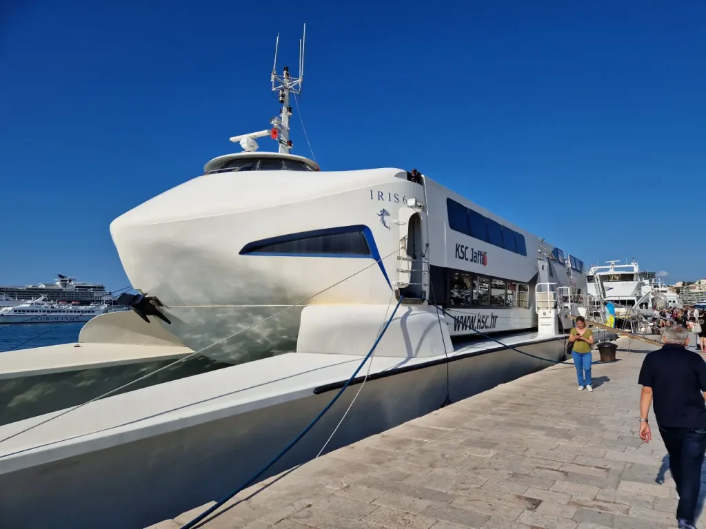 Katamaran Split Bol (Brač)