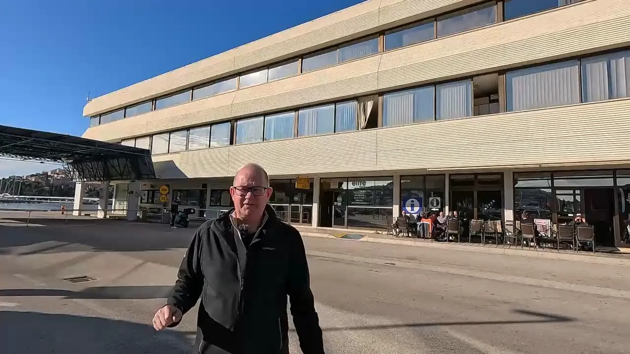 Ich vor das Hauptgebäude
