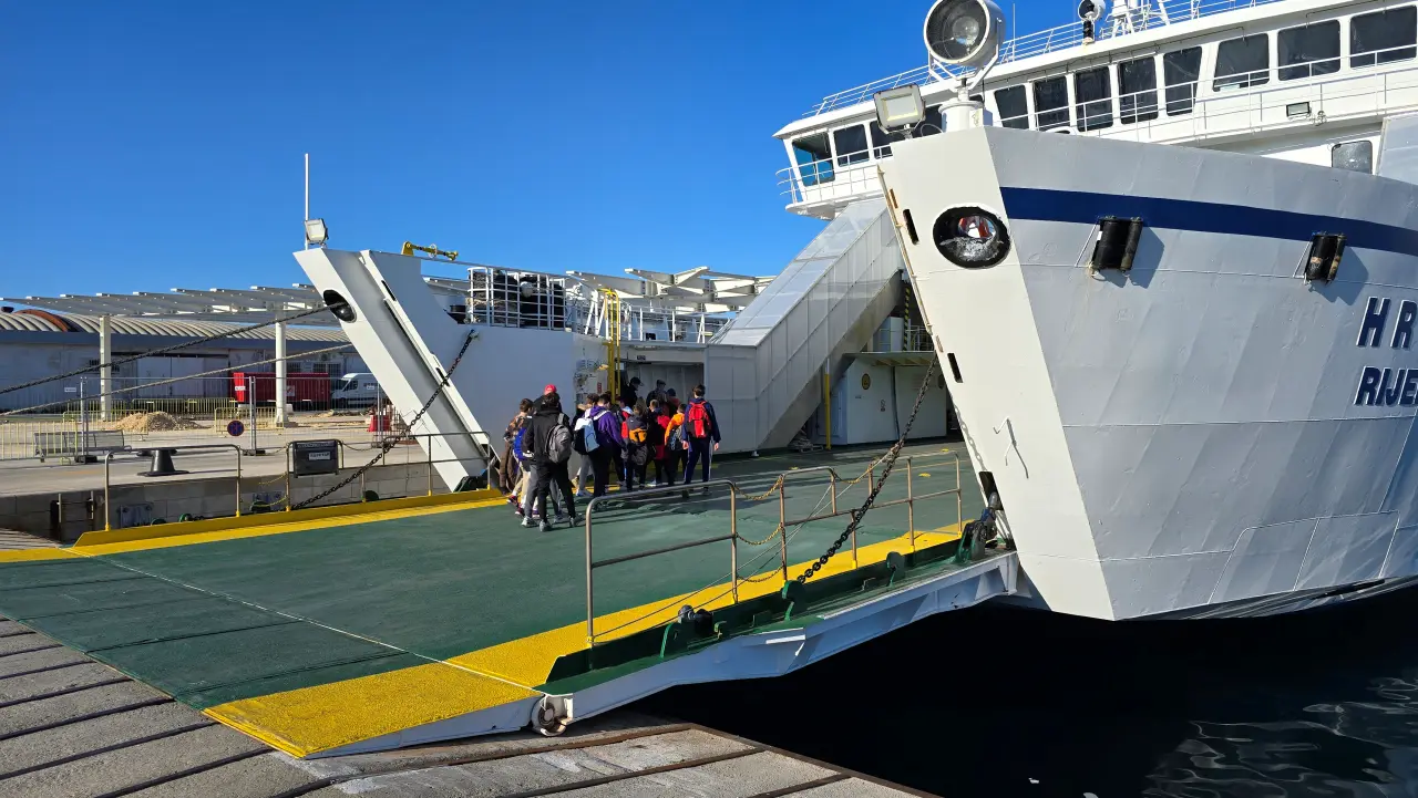 Fussgaenger gehen an bord der Fähre