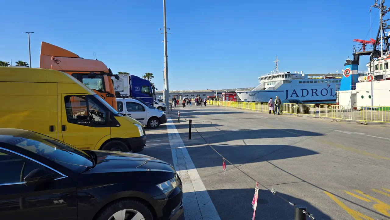 Venter på molen i Split