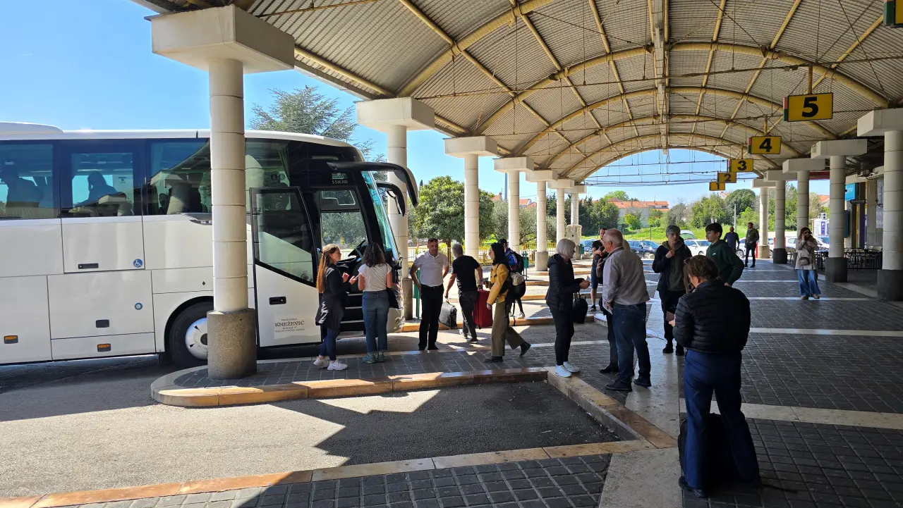 Ukrcavanje putnika u autobus na kolodvoru u Zadru