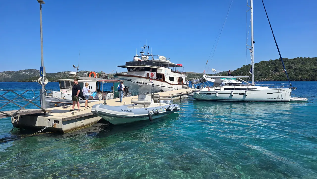 Boot geparkt am Telascica