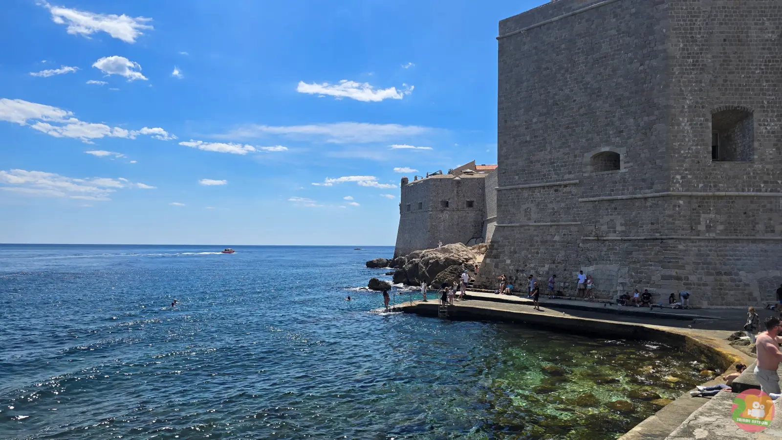 Offentlig strand ved den gamly by i Dubrovnik