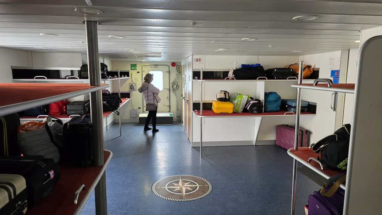 Bagagereoler fyldt med kufferter og tasker om bord på hurtigfærgen Krilo Carbo fra Korčula til Split