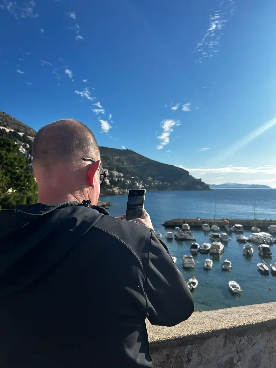 Morten Smalby fotograferer den gamle havn fra Dubrovniks bymur på en solrig dag