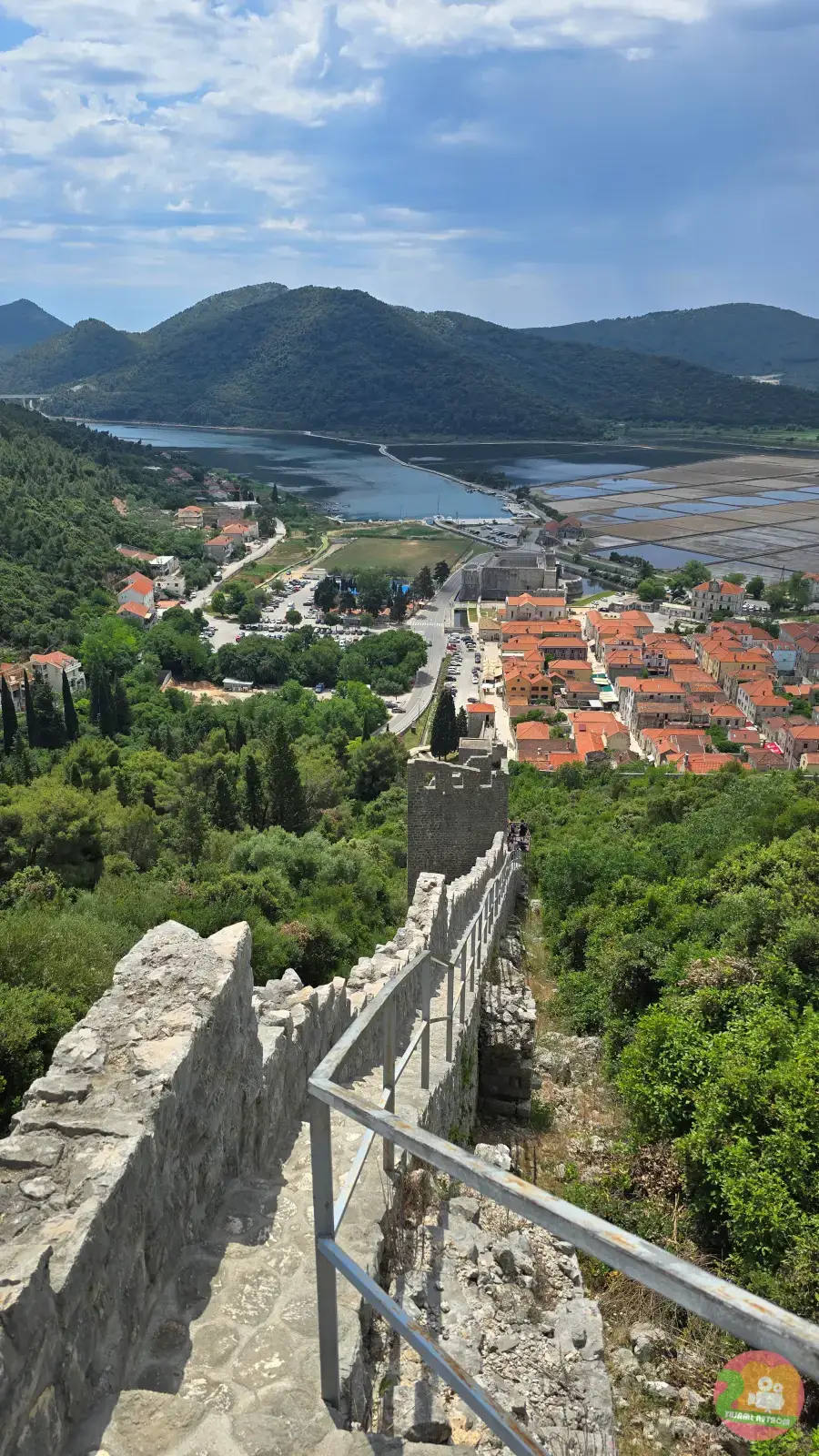 Steile Treppe auf der Mauer von Ston mit Blick hinunter auf den Ort, die Salinen und die Bucht