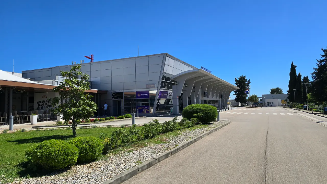 Niska moderna putnička zgrada Zračne luke Zadar snimljena s pristupne ceste za sunčana dana