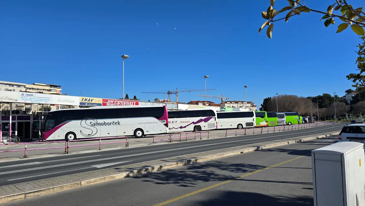 Autobusy na terminalu w Splicie