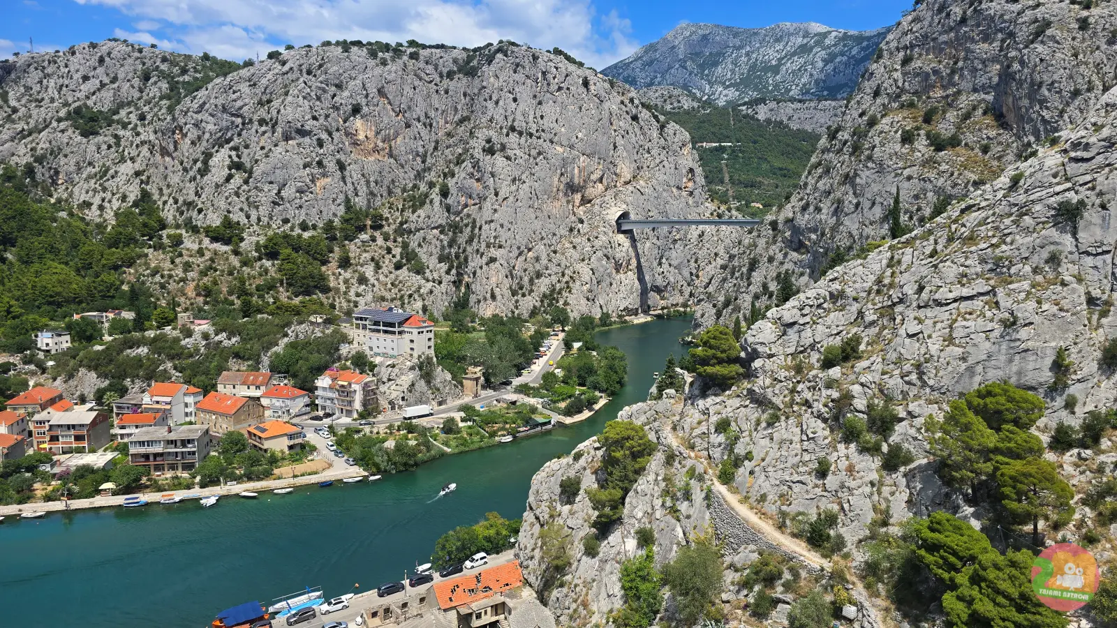Pogled odozgo na kanjon Cetine kod Omiša sa zelenom rijekom, kućama i visokim stijenama