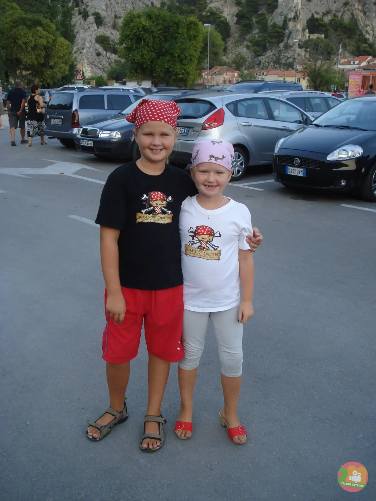 Zwei Mädchen mit Piratenkopftüchern und Piraten T-Shirts auf einem Parkplatz in Omiš