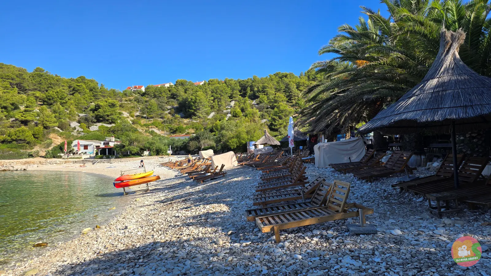 Leżaki na żwirowej plaży Pokonji Dol