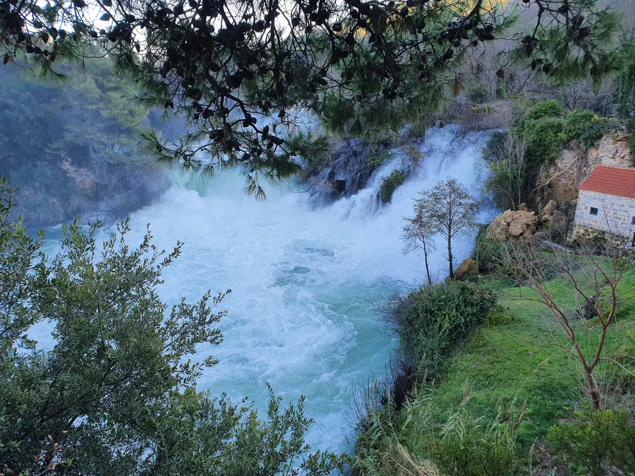 Wzburzony wodospad w parku Krka