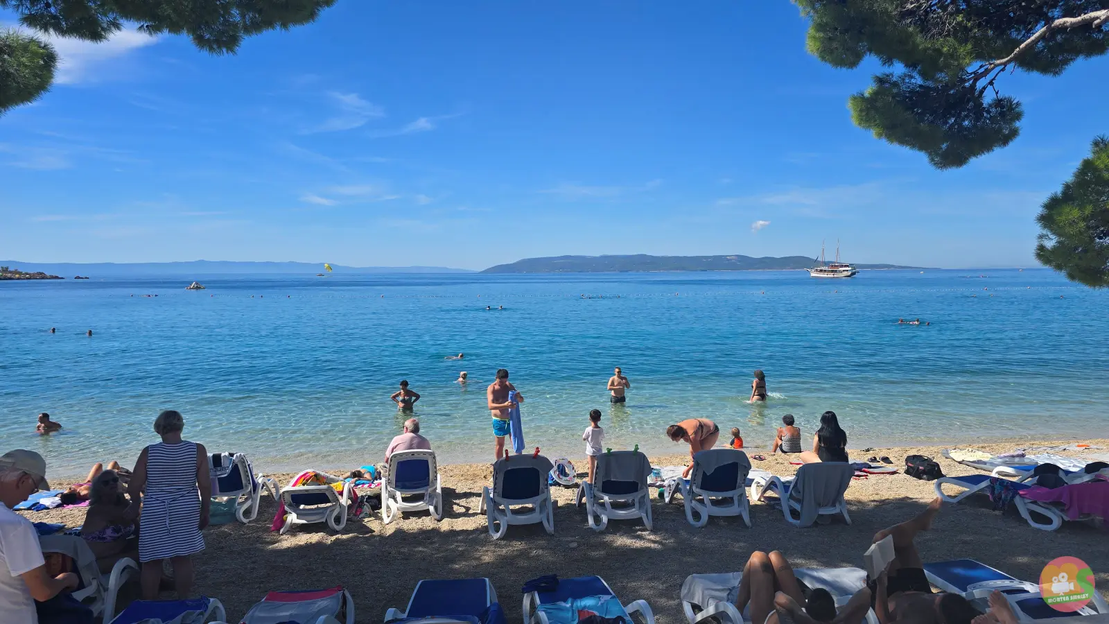 Żwirowa plaża z turkusową wodą w Makarskiej