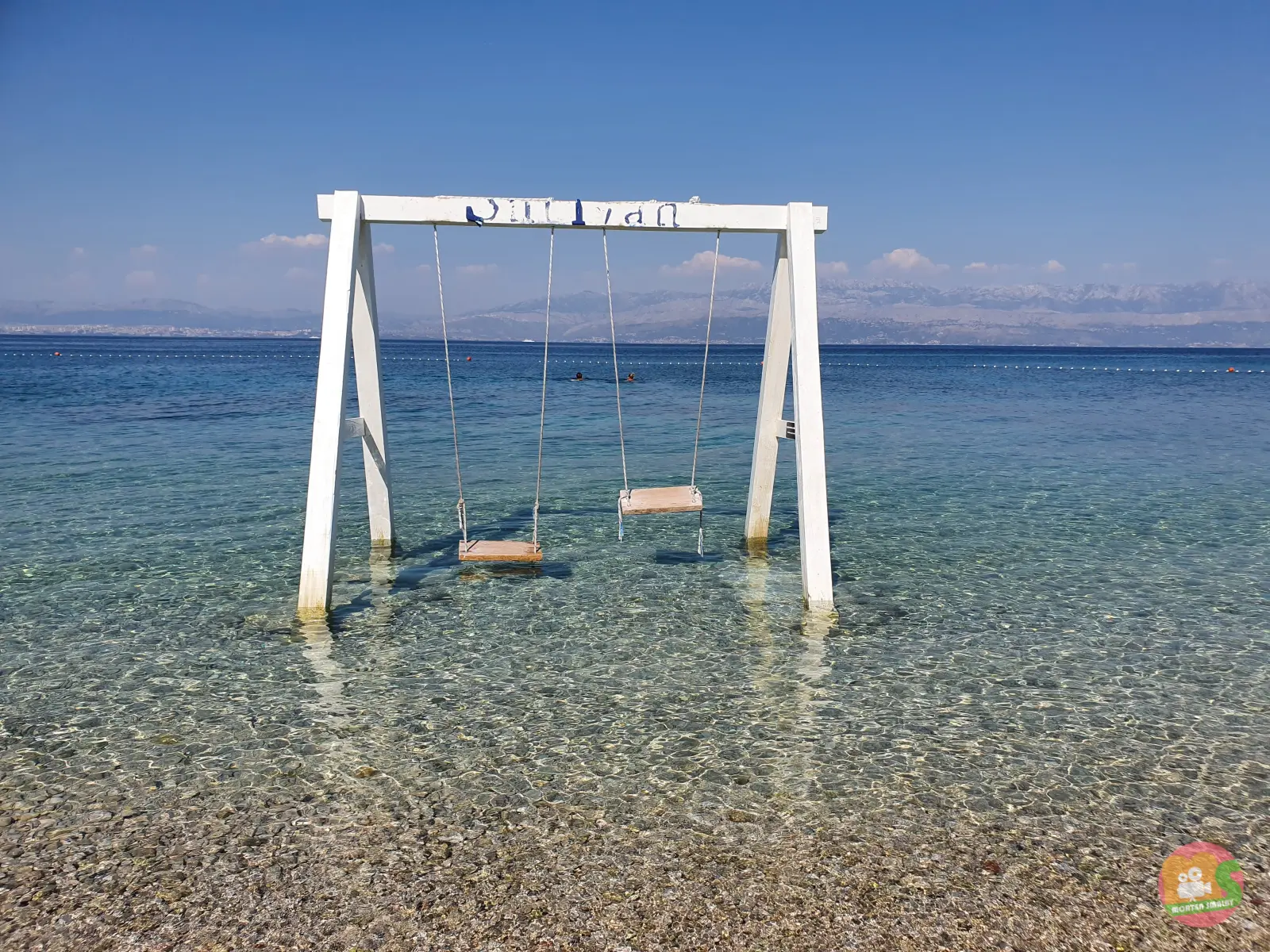 Żwirowa plaża w Sutivanie